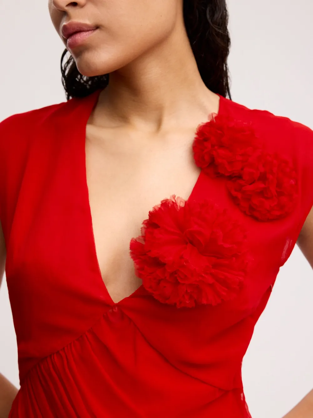 Alejandra Alonso Rojas Gedrapeerde chiffon jurk Rood