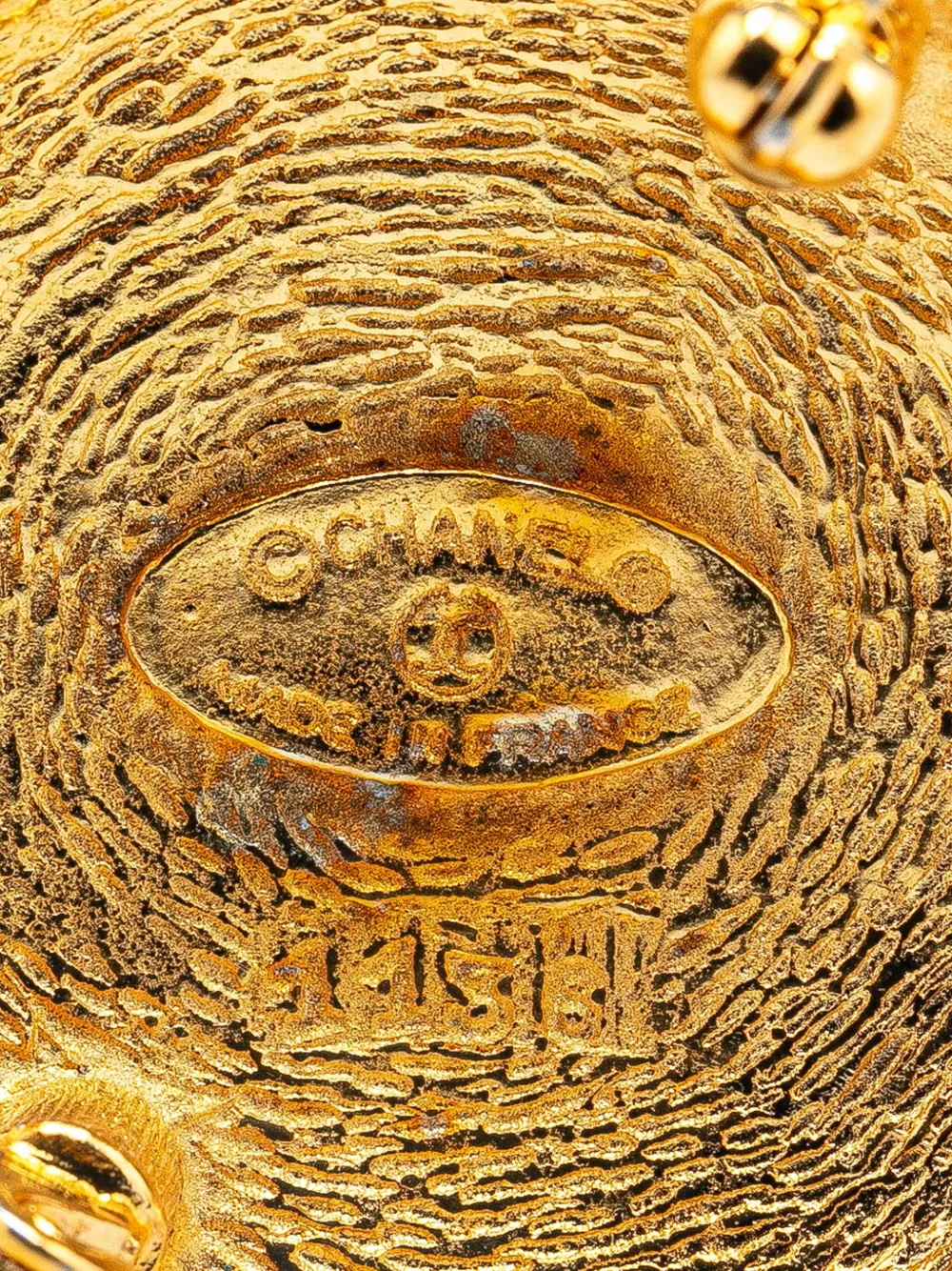 Pre-owned Chanel 1970-1980 Gold Plated Cc Round Brooch Costume Brooch