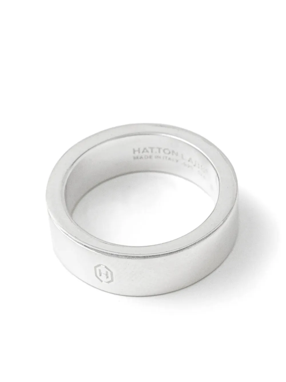 Hatton Labs ロゴエングレーブ リング - シルバートーン Hatton Labs ロゴエングレーブ リング - シルバートーン