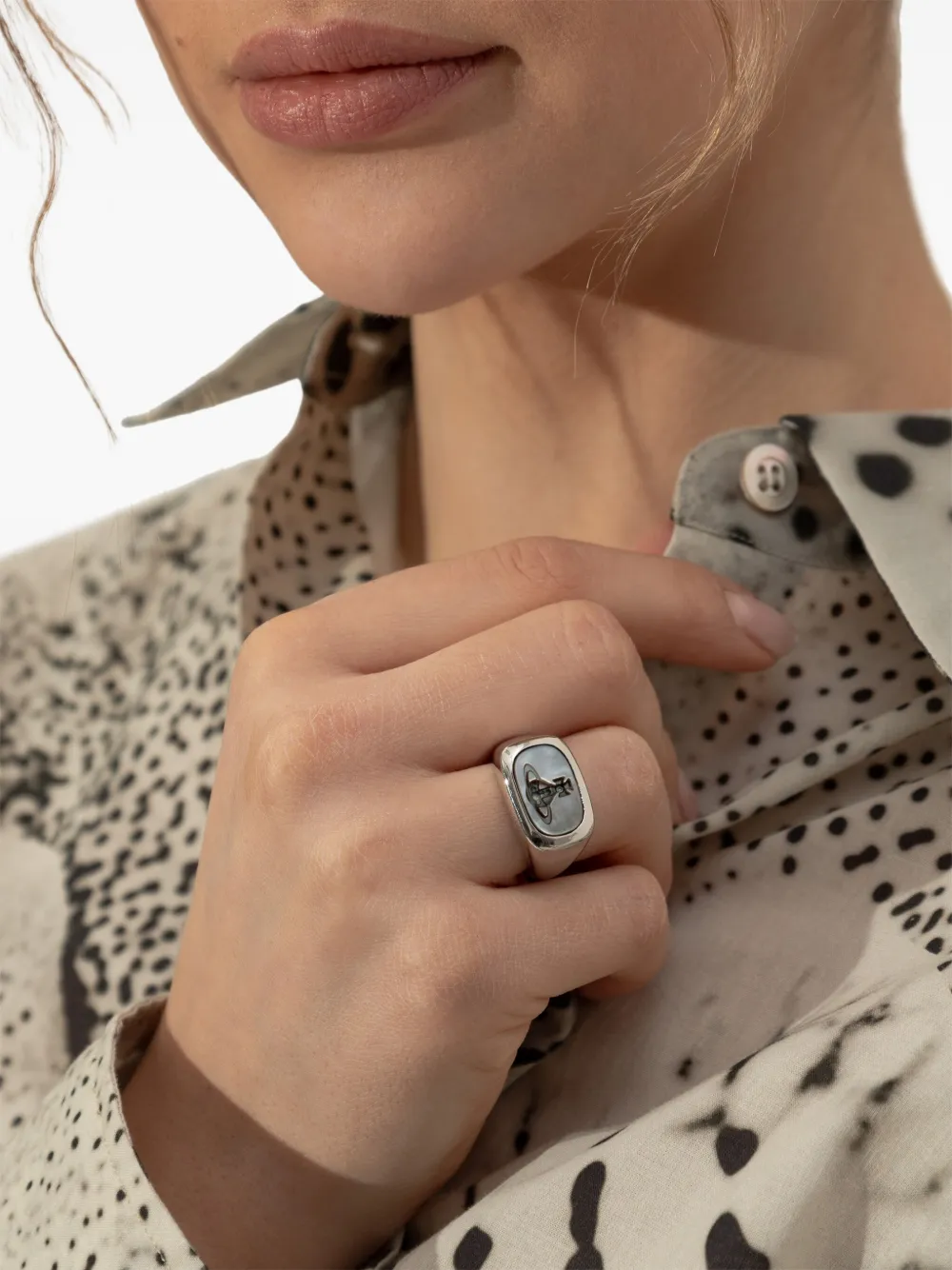 Vivienne Westwood Ring met gegraveerd met Orb - Grijs