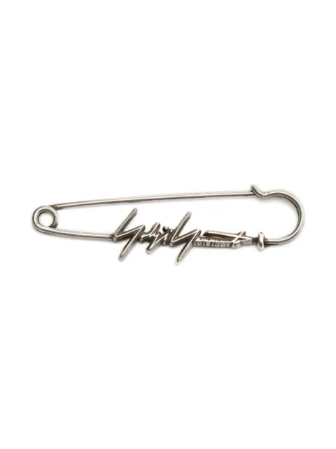 Yohji Yamamoto broche con placa del logo