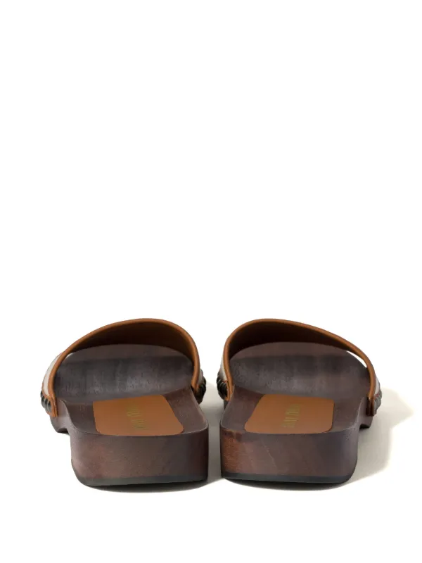 定率割引 往復 Miu FARFETCH | Neutrals | Sandals logo-embossed Miu 靴