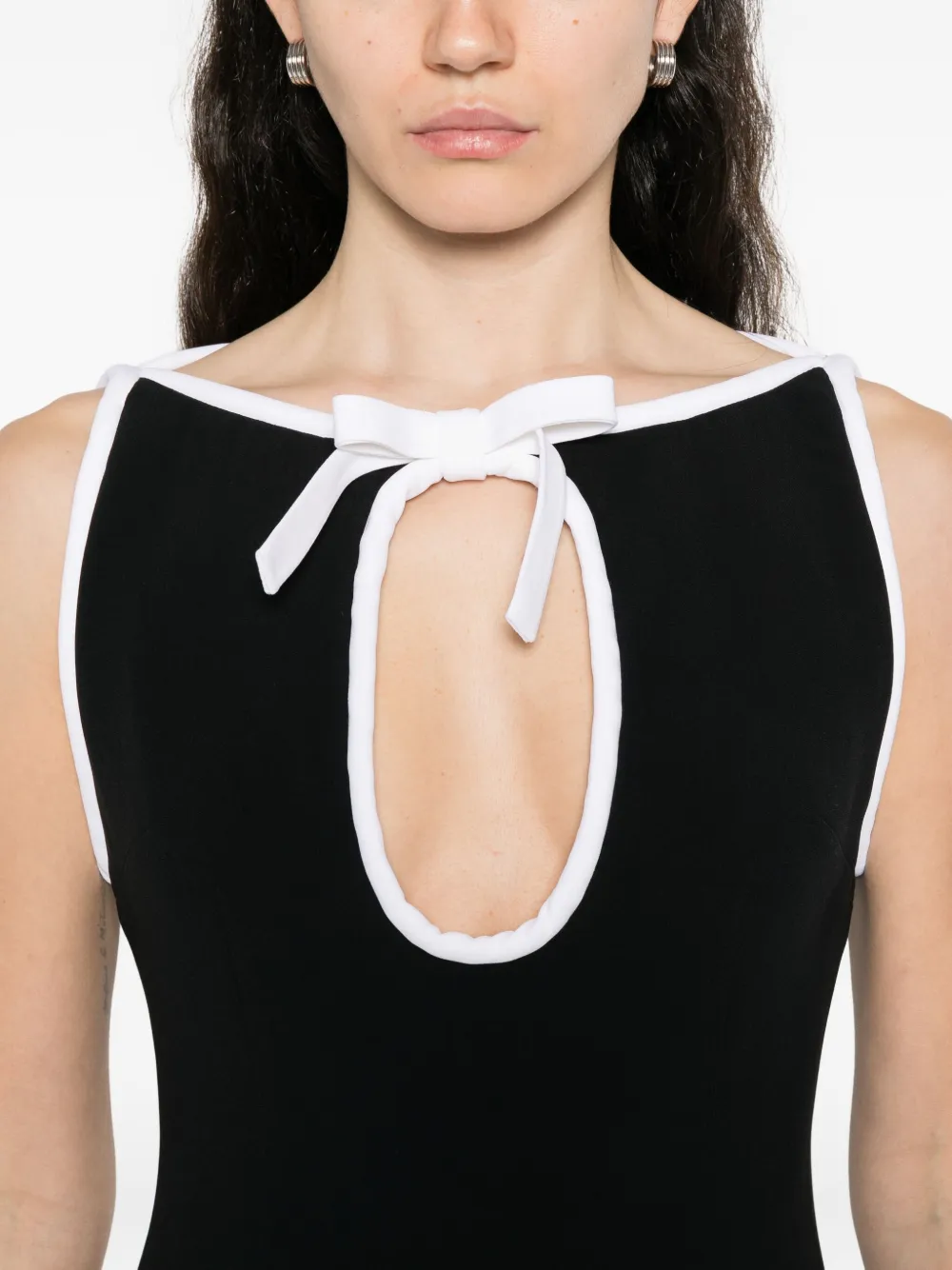 Rowen Rose keyhole-neck sleeveless midi dress Zwart