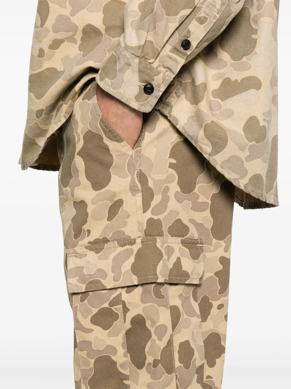 Carhartt WIP Broek met camouflageprint Bruin