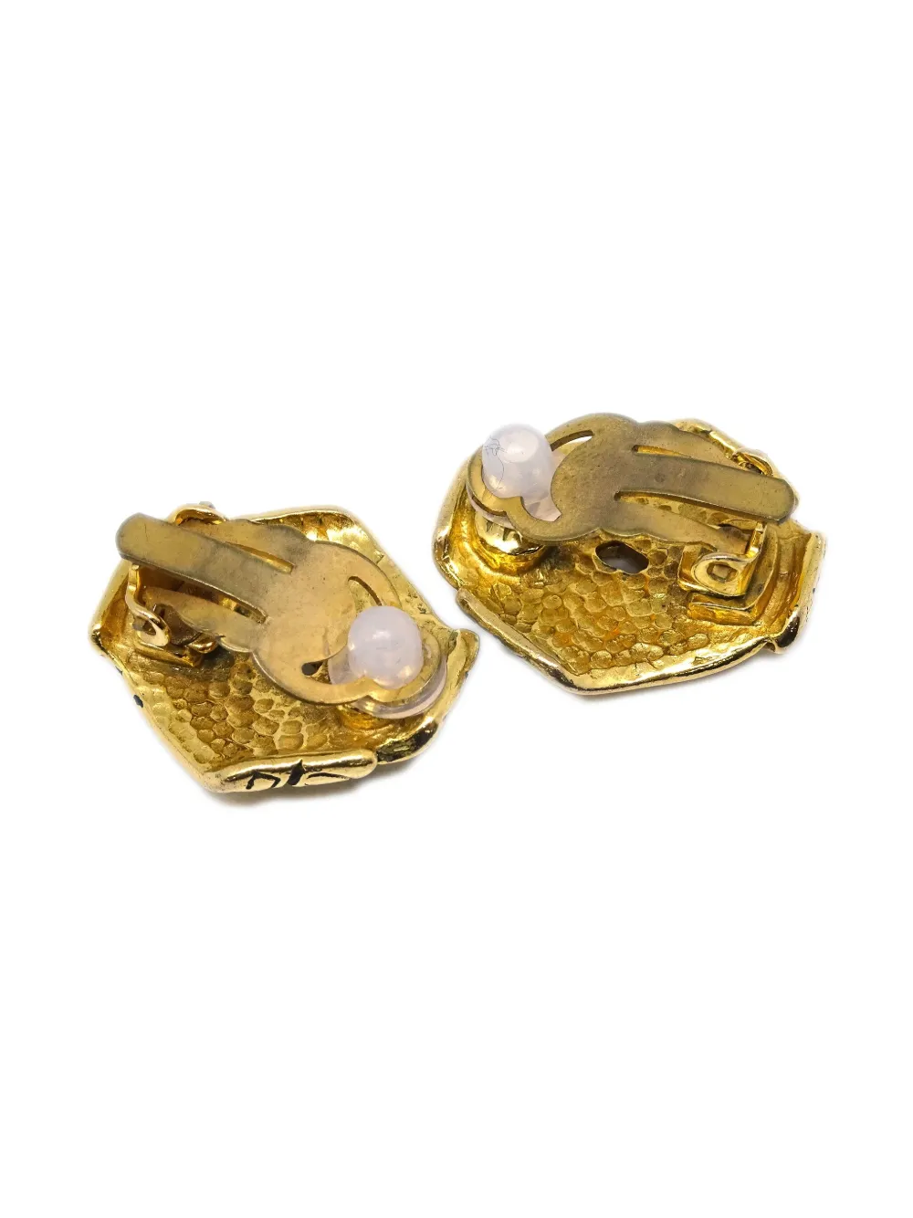 CHANEL Pre-Owned 1996 engraved clip-on earrings | Image 2