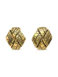 CHANEL Pre-Owned 1996 engraved clip-on earrings - Gold