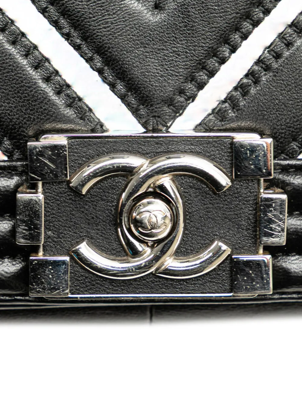 Pre-owned Chanel 2018 Medium Lambskin And Iridescent Pvc Chevron Boy Flap Crossbody Bag In 黑色