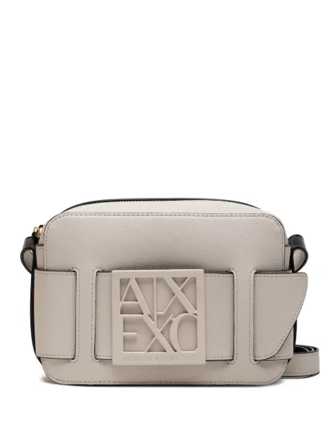 Armani Exchange شنطة كروس ببروش شعار الماركة