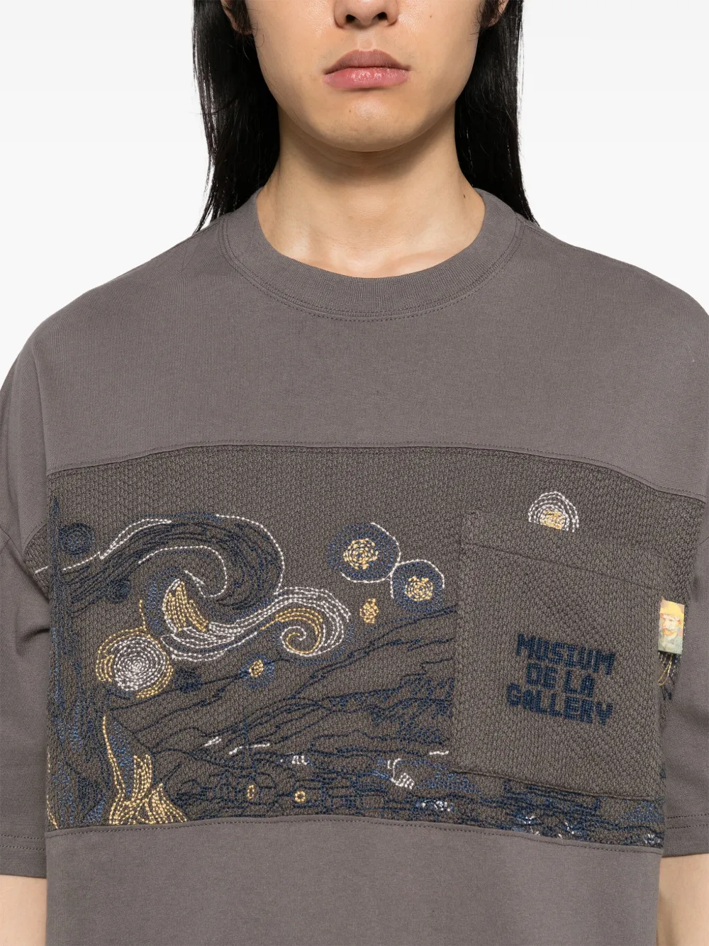 Musium Div. T-shirt met geborduurd logo Grijs