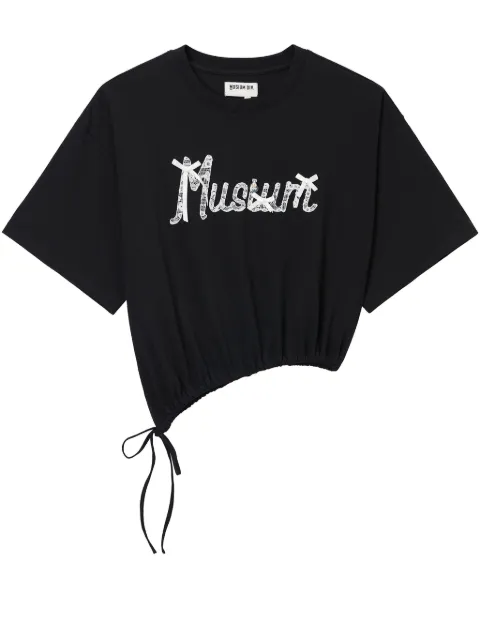 Musium Div. playera con logo bordado