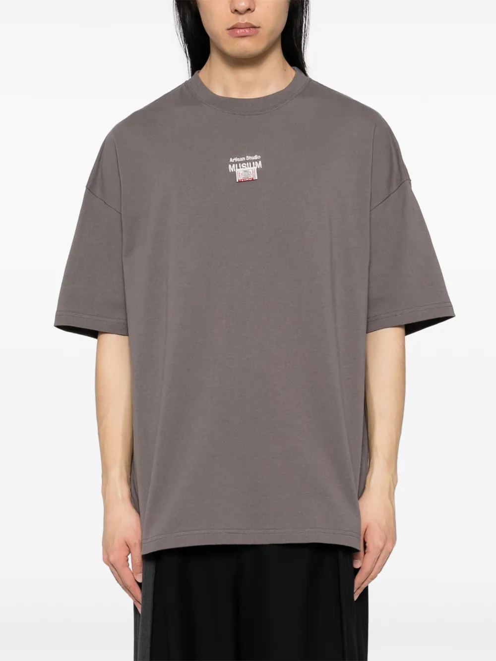 Musium Div. T-shirt met geborduurd logo Grijs