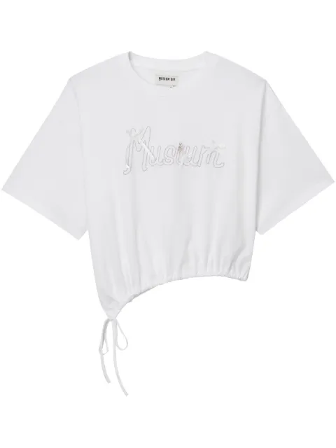 Musium Div. playera con logo estampado