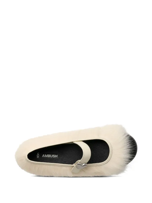 UGG Ambush フラットシューズ | ホワイト | FARFETCH JP