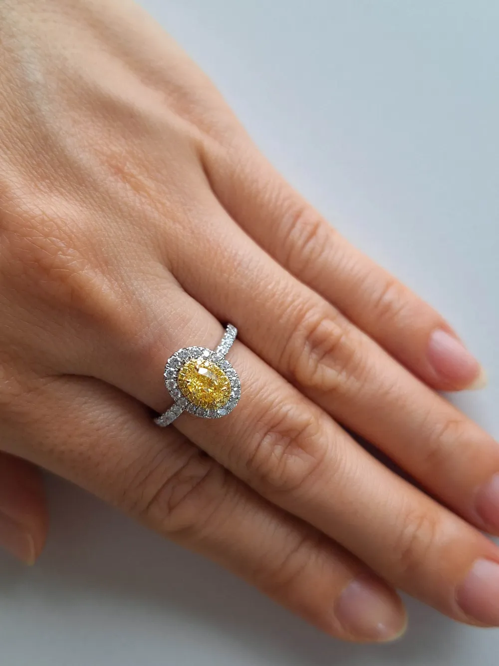 HYT Jewelry خاتم ذهب أبيض عيار 18 مرصع بألماس | Image 2