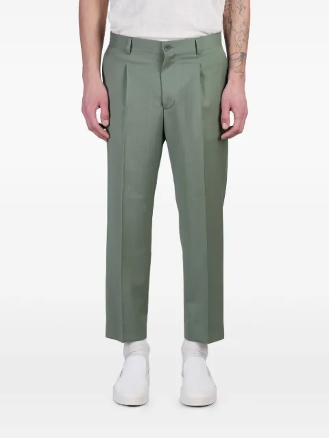 Costumein pantalones plisados
