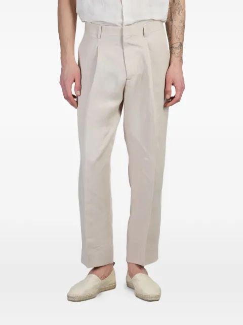 Costumein pantalones plisados