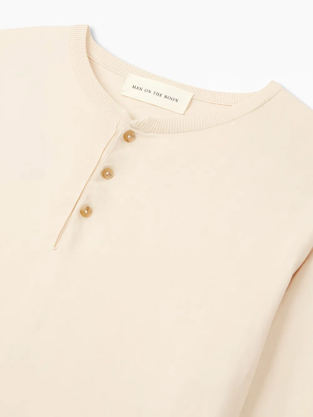 Man On The Boon. T-shirt met Henley-hals Beige