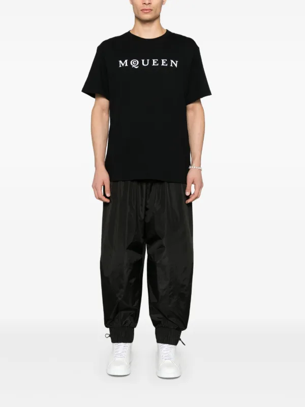 【送料&関税込】Alexander McQueen T-shirt With Flocked Logo Alexander McQueen flocked-logo T-shirt | Black | FARFETCH