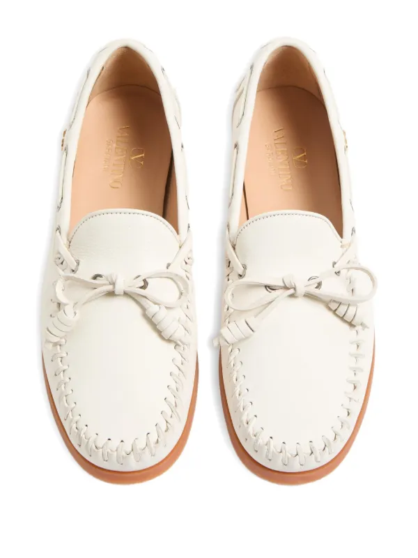 スニーカー Valentino Garavani Ivory White Leather Boat Loafer Valentino Garavani - Ivory VLogo Leather Loafer | Mitchell