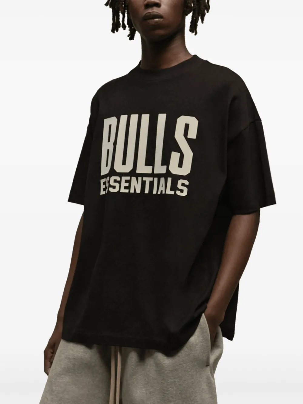 FEAR OF GOD ESSENTIALS NBA Bulls X Essentials t-shirt - Zwart