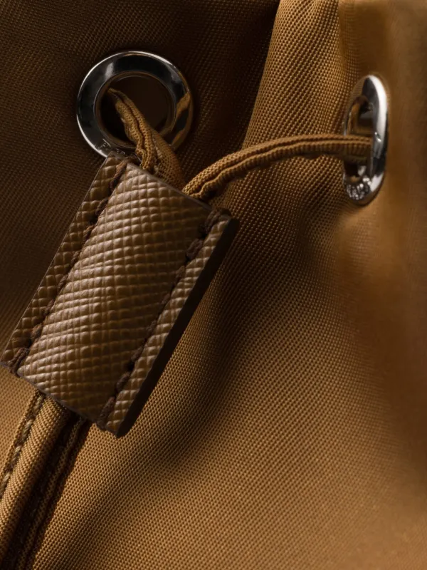 希少【PRADA】ブラウン ナイロン ロゴ バケットバッグ Prada Mariner Re-Nylon バケットバッグ S | ニュートラル