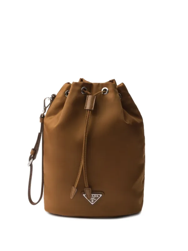 希少【PRADA】ブラウン ナイロン ロゴ バケットバッグ Prada Re-Nylon バケットバッグ | ブラウン | FARFETCH JP