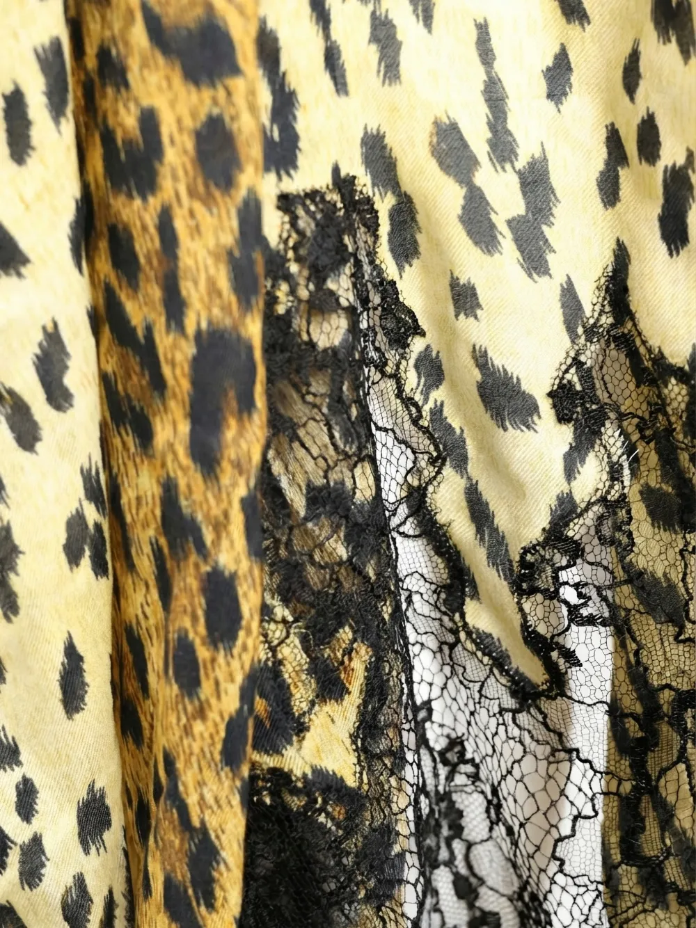 Valentino Garavani Sjaal met luipaard-print en kanten afwerking Beige