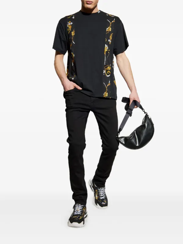 VERSACE JEANS COUTURE ロゴ Ｔシャツ ブラック CHROMO 24564940_54656624_600.jpg