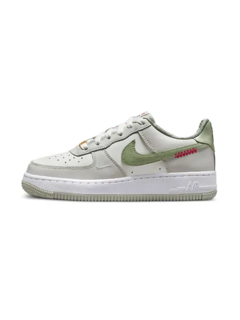 Nike Kids tenis Air Force 1 Low Year of the Snake - Sail/White/Light Bone/Olive Aura