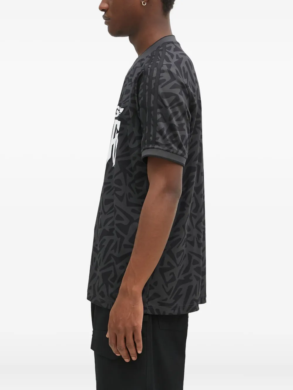adidas T-shirt met abstracte print en V-hals Grijs