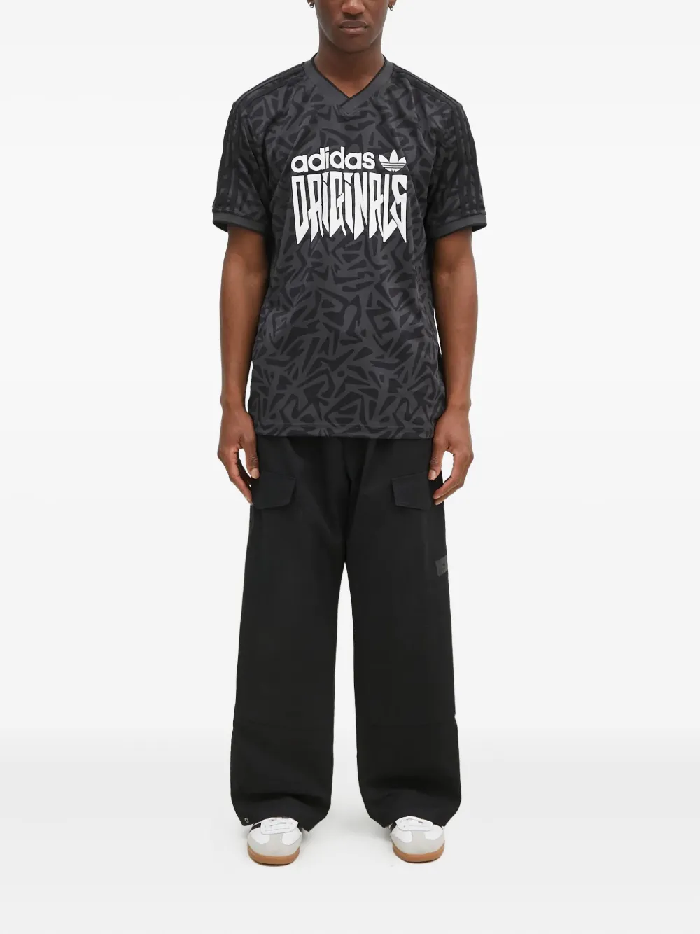 Adidas T-shirt met abstracte print en V-hals - Grijs
