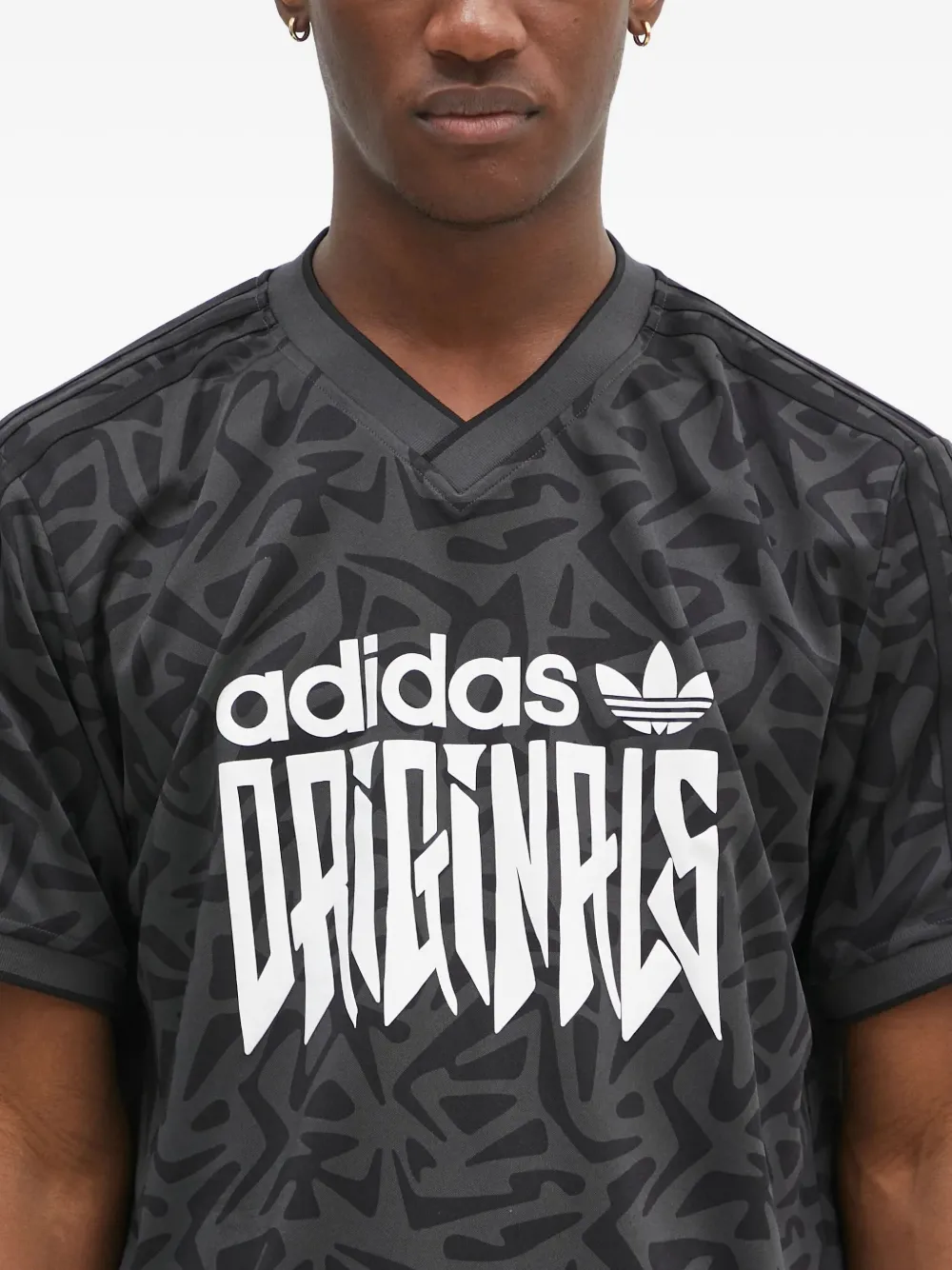 adidas T-shirt met abstracte print en V-hals Grijs