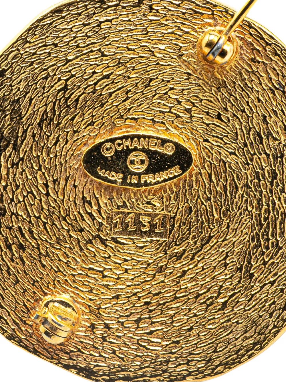 Pre-owned Chanel 1970-1980 Gold Plated 31 Rue Cambon Round Brooch Costume Brooch In 金色