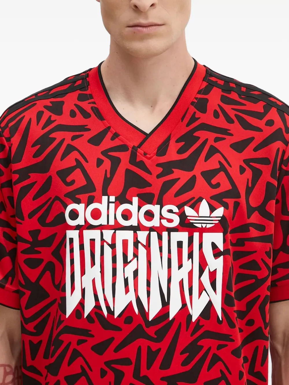 adidas T-shirt met abstracte print en V-hals Rood