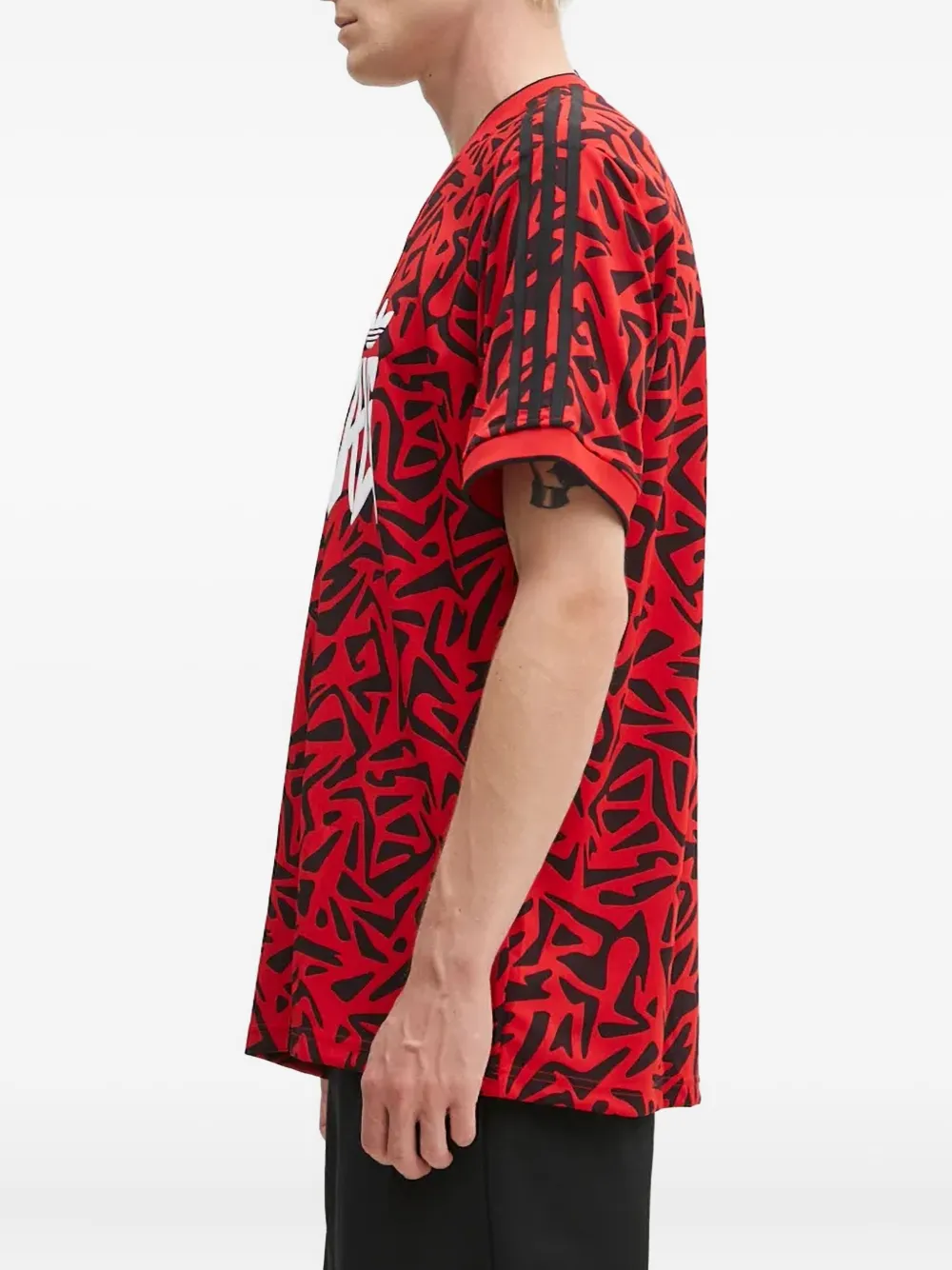 adidas T-shirt met abstracte print en V-hals Rood