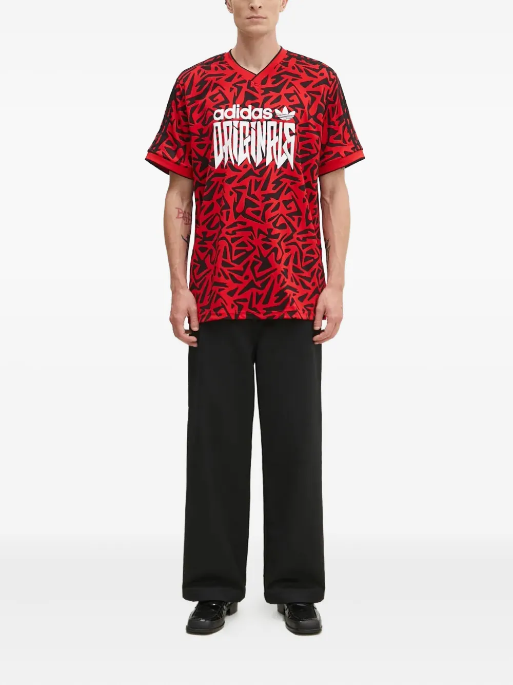 Adidas T-shirt met abstracte print en V-hals - Rood