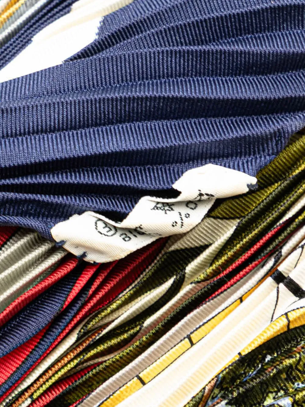 Pre-owned Hermes 20th Century Parmi Les Fleurs Je Compte Les Heures Plisse Silk Scarf Scarves In Blue