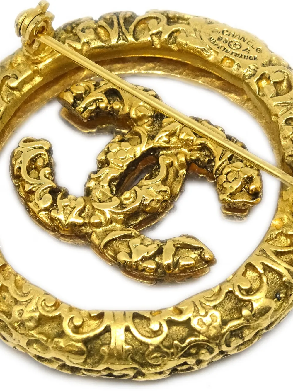 Pre-owned Chanel 2003 Cc Medallion Brooch In Gold