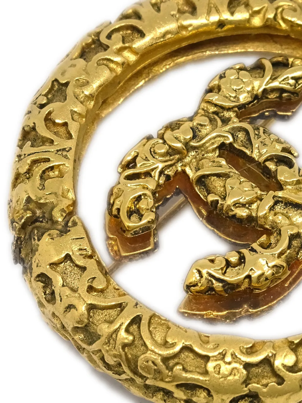 Pre-owned Chanel 2003 Cc Medallion Brooch In Gold