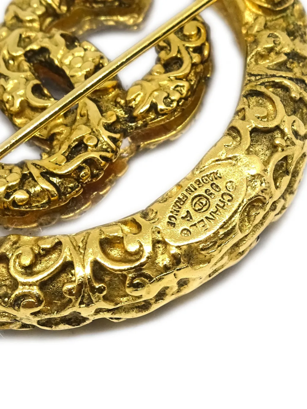 Pre-owned Chanel 2003 Cc Medallion Brooch In Gold