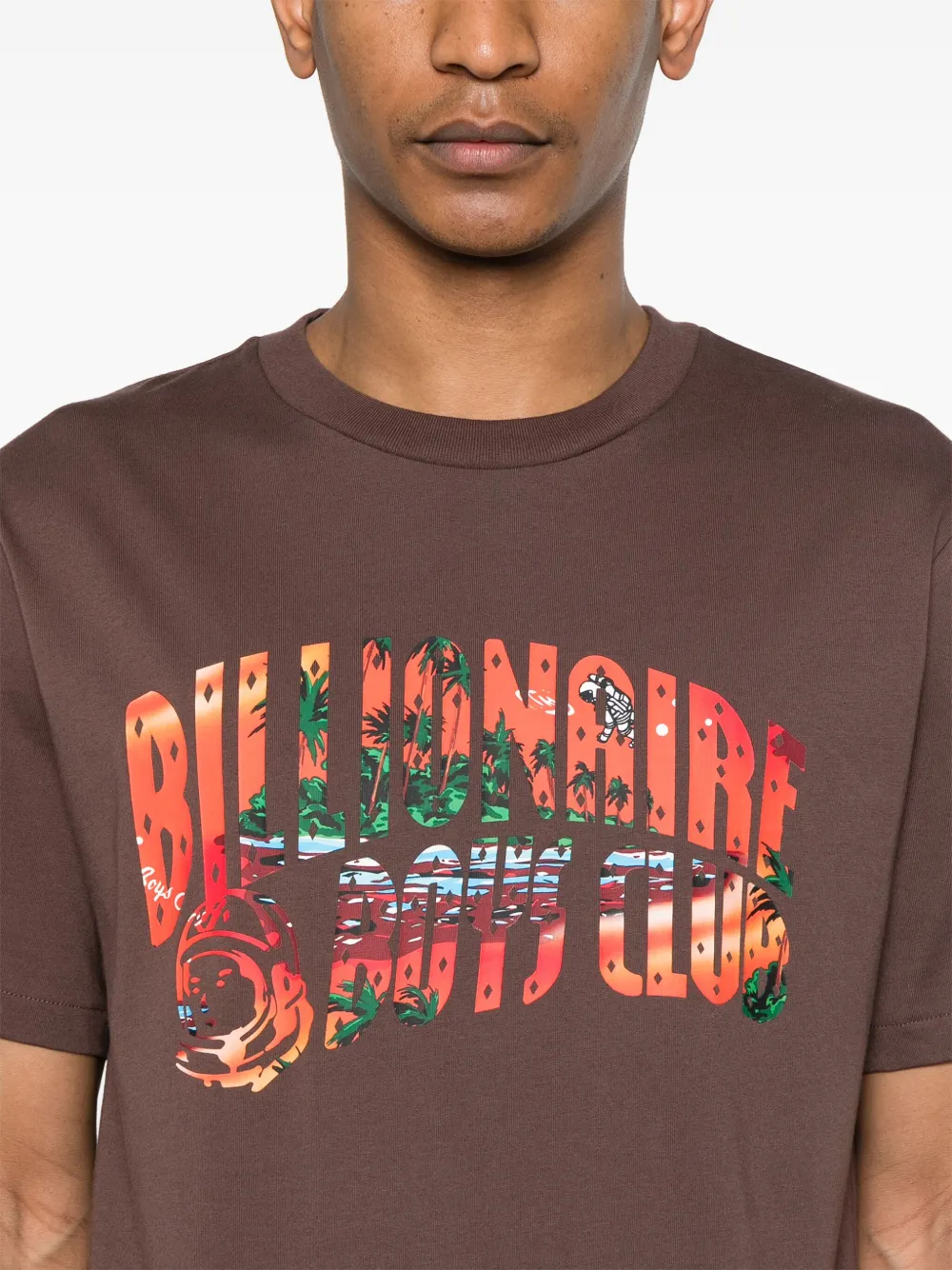 Billionaire Boys Club T-shirt met Tropical Island Fill Arch-logo Bruin