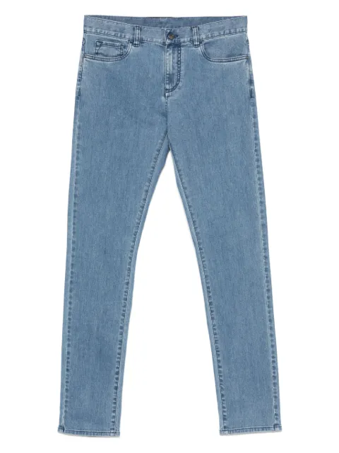 Canali jeans con parche del logo
