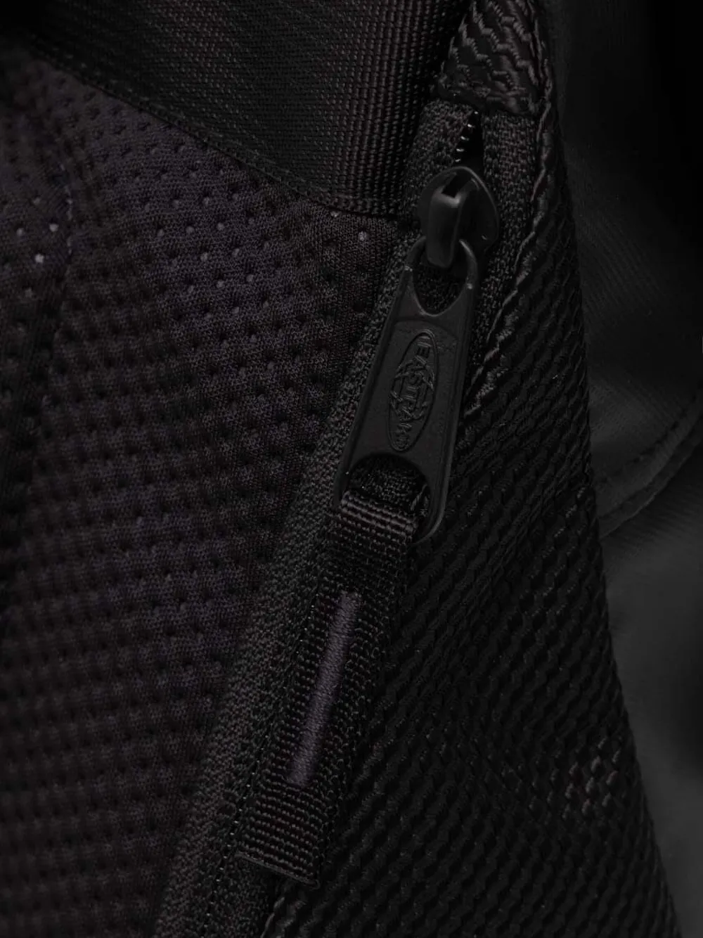 Eastpak Tecum Roll rugzak met omslag Zwart