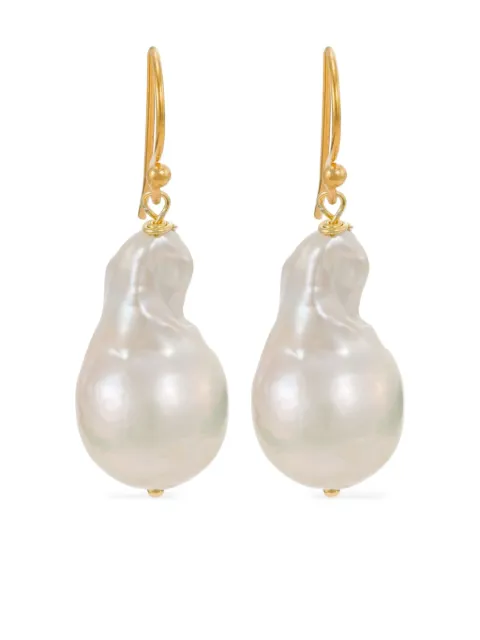 Hai aretes con perlas barrocas
