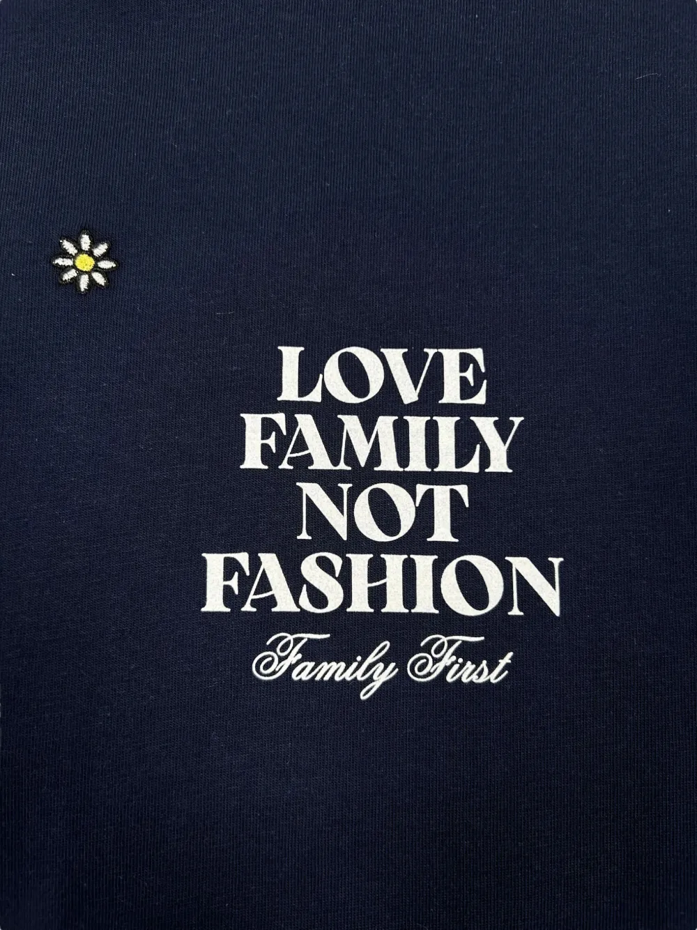 Family First T-shirt met geborduurde bloemen Blauw