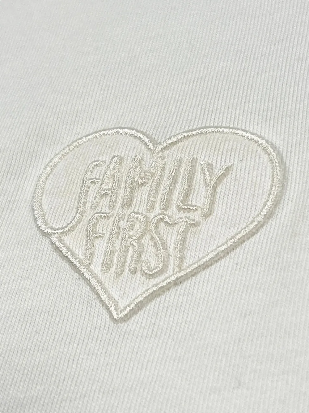 Family First T-shirt met geborduurde tekst Wit