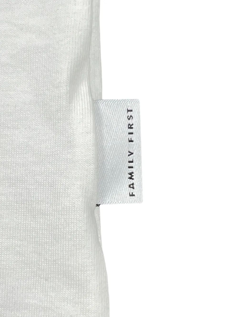 Family First T-shirt met geborduurde tekst Wit