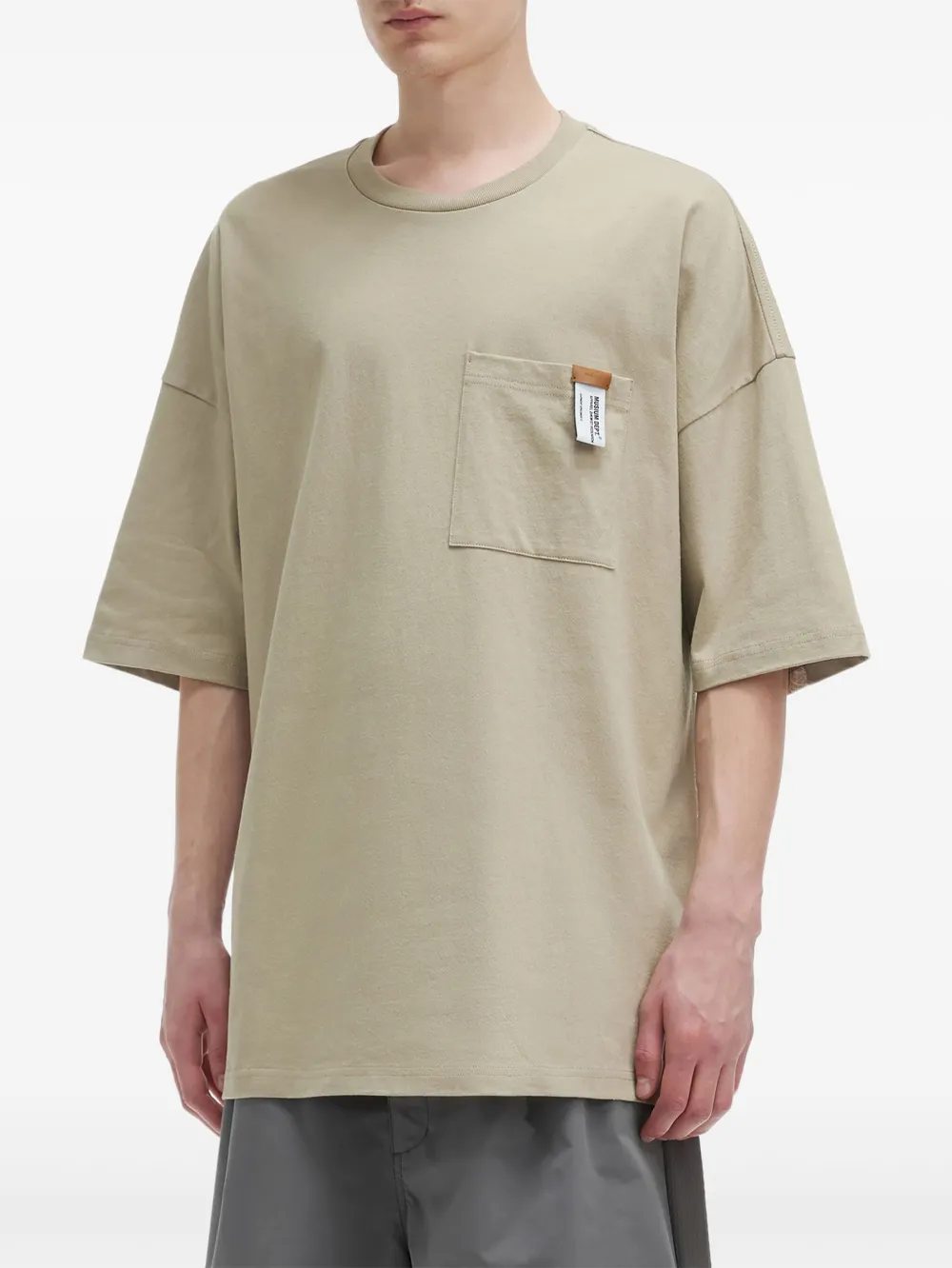 Musium Div. Ruimvallend T-shirt met zakdetail Beige