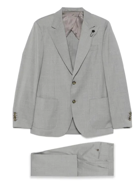 Lardini traje con detalle de broche