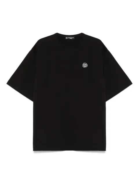 Société Anonyme playera con texto estampado